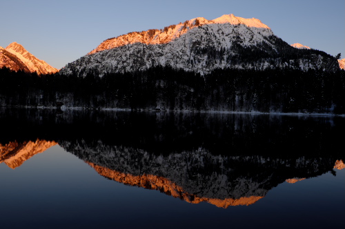 himmelschrofen spiegelt sich im abendlicht